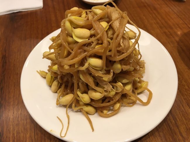 ぺちゃくちゃおしゃべりしながら待つこと1時間～<br />ようやく席に着けました