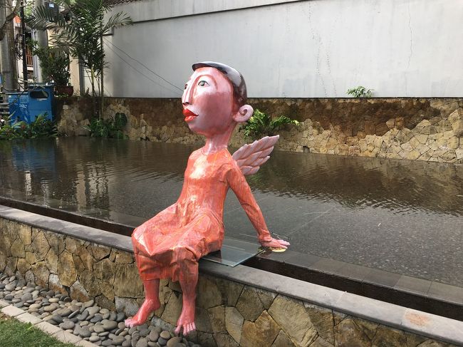 ホテル前に飾られた意味不明の人形…<br />チュートリアルの福田さん似？