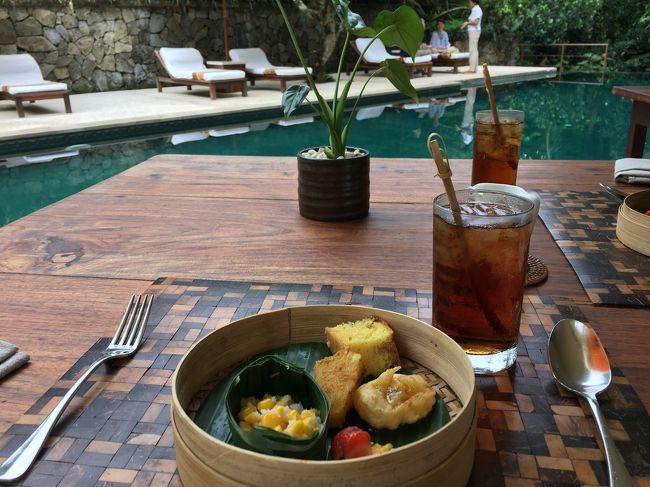 マッサージまでの間コマネカアットモンキーフォレストでアフタヌーンティをいただきます♪<br />宿泊者はラササヤン・モンキーフォレスト・ビスマ、どこのコマネカを利用してもOK！<br />