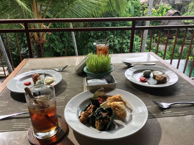 プールを見下ろすベストシートでいただきます！