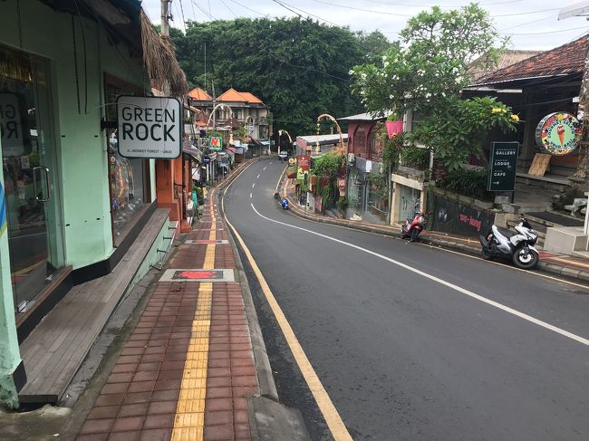 そろそろランチ行こうか～<br />あれ！歩道がとってもきれいになってる～～～！<br />これは感動ですよ！こんなに歩きやすくなっちゃって！<br />夏に来たときは掘りかえされまくって歩道が大変なことになってたのに！<br />やればできるじゃん！笑<br />ウブドで下を気にせずに歩けるってサイコー(^^)/