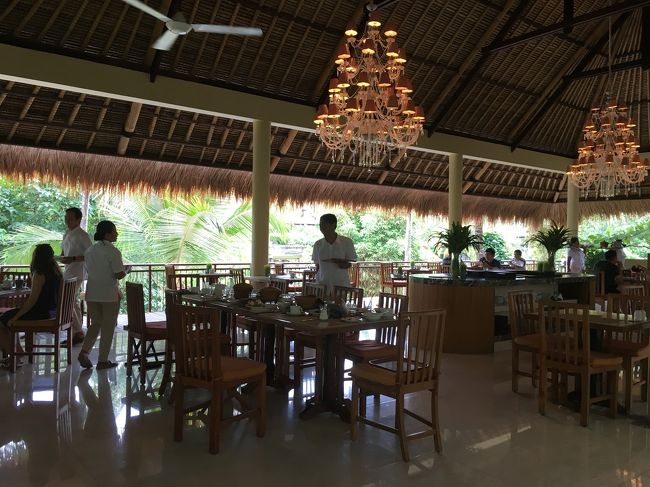 今日はホテルのレストランで朝ごはん<br />昨夜の不手際のお詫びに、と朝食を無料でつけていただいちゃいました☆<br />ラッキー(^^♪