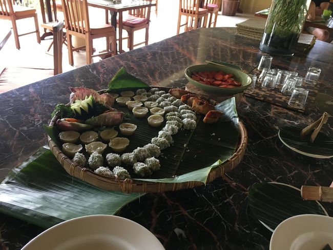 ホテルに戻ったら奇跡的にチェアが空いてたのでプールサイドでのんびりタイム<br />そして16時になったのでレストランに移動してアフタヌーンティ(#^.^#)