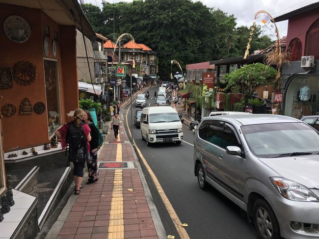 ☆4日目☆<br />今日は朝ごはん食べにお出かけ<br />まじで歩きやすい～<br />普通に歩道が歩ける状態なだけでこんなに絶賛されるウブド・・・