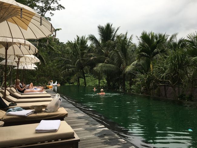 そして上のメインプール☆<br />このプールに一目ぼれして今回はこのホテルに決めました！<br />ここのプールチェア、争奪戦になるかな・・・って心配してたけど<br />全然そんなことはなくて常にどこかしら空いてました<br />プール付きのお部屋もあるくらいだからそんなに混まないのかな