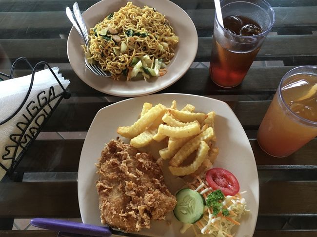 ランチ食べたらホテルまで送ってもらって8時間のカーチャーター終了<br />