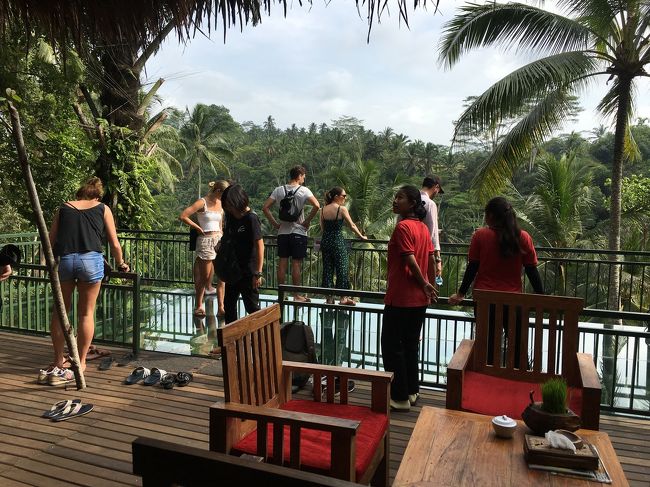 この床はスケスケのガラス張りになってます。靴は脱いであがりましょう<br />皆さん絶景を楽しんでますね～