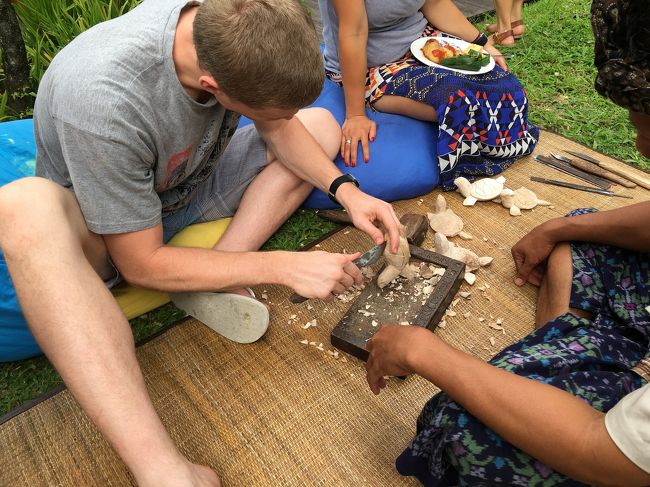 芝生ではカメの木彫り体験をしていました<br />お父さんと娘も挑戦！お土産に持ち帰りました