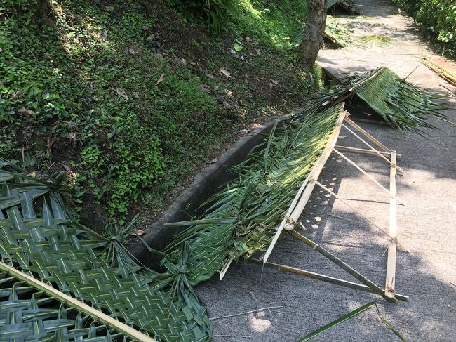 そろそろアフタヌーンティのお時間なのでお部屋に戻ろうか…<br />のついでにちょっとお散歩<br />ん？なんだこれ？<br />スタッフさんが一生懸命作っていたコレは今日のガラディナーの飾りでした