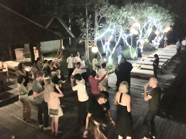 お部屋に戻ってちょっとのんびりしてたらもうすぐ24時！<br />カウントダウンはプールサイドで☆<br />皆さん盛り上がってます！<br />24時を回るとあちこちから花火が～☆<br />静かなウブドの空に花火の音が響いていました～