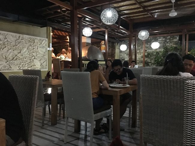 まだ19時前なので空いていました