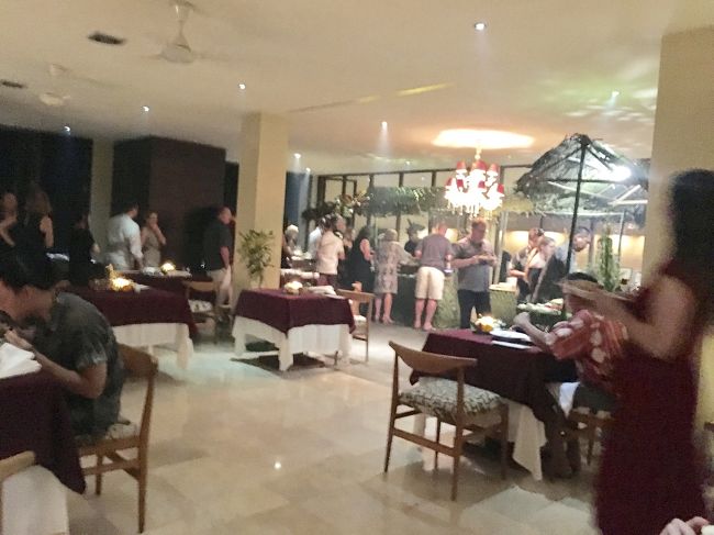 ショーの後は下のレストランに移動<br />ビュッフェディナーです