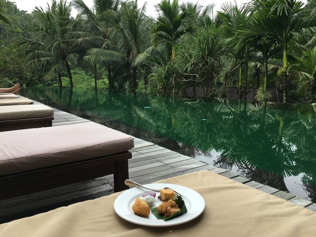 プールサイドでいただきます☆