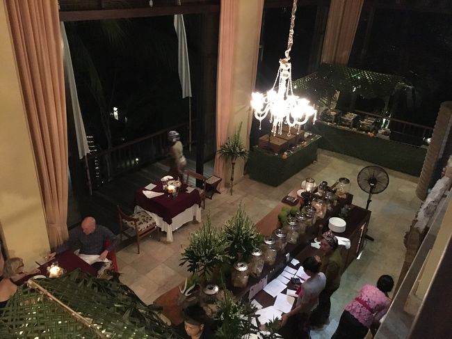 このガラディナー、強制と思ってたけどお客さんの数的に見てもどうやらそうじゃないみたい<br />お部屋に届いた手紙にも「31日のレストラン利用はルームサービスだけになります」ってあったし<br />現地代理店に「大晦日はガラディナー強制参加」って言われたからちょっと安くなるしそのまま代理店にお願いしたけど、強制じゃないなら普通にBookng.comで取ればよかったな～～<br />この内容でこのお値段？って感じだったんで…<br />