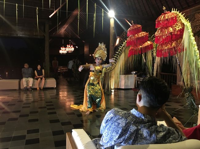 さてさて今日は大晦日<br />ホテルのガラディナーに参加です<br />まずはホテルスタッフによるダンスショー<br />とてもアットホームなショーでした