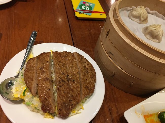 お父さんはパイコー炒飯<br />前来た時、隣の人が食べてて美味しそうだったんだって<br />一口もらったらこれも美味かった！<br />やっぱり鼎泰豊は何頼んでもハズレなしだな～