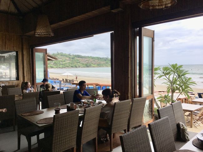 でもビーチ側の席は埋まってました