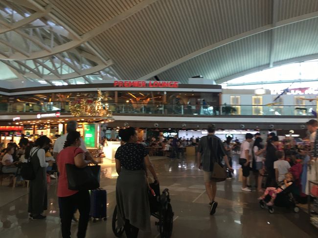 特に混雑もなくスルっと出国<br />相変わらず混んでるラウンジでちょっとお茶してゲートへ