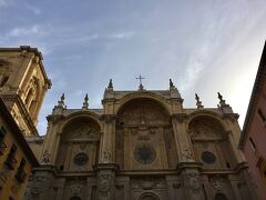 Catedral de Granada（グラナダ大聖堂）
Santa Iglesia Catedral Metropolitana de la Encarnacion de Granadaが正式名称です。

イスラム寺院の跡に建てられました。当初はゴシック様式として建てられました。
ただ彫刻家のAlonso Cano（アロンソ・カーノ（グラナダ出身の建築家））の設計によるファサードは、バロック様式です。
カテドラルの工事は1523年に始まりましたが、完成したのは1704年です。約180年もかかったことになります。そのため最初はゴシック様式だったのが、後にプラテレスコ様式（スペインのルネサンス様式）に変更になりました。
左横には鐘楼があります。