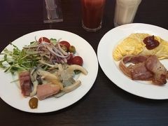 朝食です。
オムレツを焼いてもらい、カリカリのベーコン添えて。
左の皿にはサラダ、ローストポークなど。
