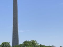 そのまま後ろを振り返ると、あの巨大な石のモニュメント。
ワシントン記念塔。
