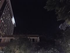 月曜２１時。モーベンピック・スリウオンホテルの部屋からコムローイ。左に流れます。