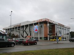 Tartu Kaubamaja(タルトゥデパート)の建物です。なんとなくギリシャ建築っぽい形なのはタルトゥ大学の本館を模したからだと思います。タルトゥ新市街で一番大きいショッピングセンターなのだと思います。
ちなみに日常品は先ほどのTasku Centreのが揃っているとか。