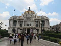 ソカロから歩いて、マデロ通りの終点にあるのがアルテス宮殿。
宮殿という名前ですが、劇場になっています。
