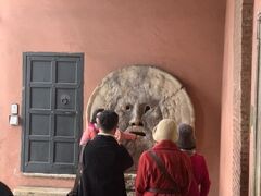 ホテルから25分程度走り、ローマ市内にやって来ました。生憎の雨でしたが、まずはバス停近くの真実の口へ。10時代で雨ということもあり、10分ほど並んだだけで写真撮影できました。