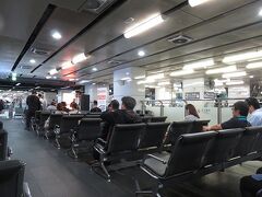 集合場所に向かいガイドさんと合流。
台湾新幹線の台北駅待合室です。
