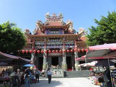 この龍虎塔のお寺である「左営慈済宮」へお参りに。