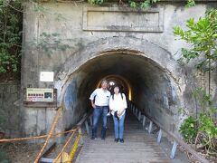 海岸線を歩きながら戦時中の日本軍の遺産を、長い星空隧道を抜けると綺麗な海岸線に出る。