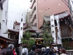 金運で有名な小網神社(こあみじんじゃ)、御祭神は福禄寿。
ものすごい列で参拝も難しそう、遠巻きにしか祈れません。

昔、娘の就職が決まった際に、お参りに来たときはほとんど人がいなかったのに、お正月ってのもあるでしょうが、マスコミの影響で凄いことになってます。
