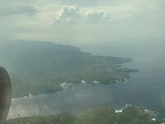 バリ島上空の雨雲を避けて、レンボカン島上空を旋回
あれはペニダ島のクリスタルベイあたりかな？
いつか行きたいレンボカン島・ペニダ島ツアー