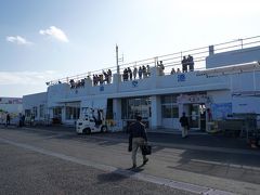 奄美空港に到着～

奄美13:30ー与論14:10

人々は歓迎の人ではなく、
年末年始で帰省にきた家族を見送る人っぽい。