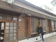 またまた徒歩数分圏内に観るスポットが。
◆寶町藝文中心
日本統治時代の公務員宿舎だそうです。
台東市が2003年にリノベーションして、歴史資料館としたとか。
無料らしいのですが、チョッと入りにっくかったので、外から見学ね。
本日は、書家の展示を行っていましたよ。
