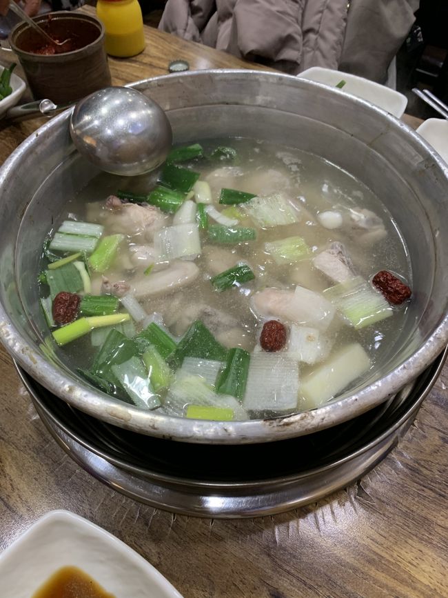 明洞で顔にレーザーをあてた後タッカンマリを食べに<br />明洞タッカンマリ　9：30～24：00<br />店員さんが時間を計っているようでお鍋の面倒をみてくれます<br />ちょっと早くに、もういいの？と聞いたら時間を見に行ってました<br />よっぽどお腹が空いていると思われたのかトックをお皿に入れてくれましたｗ<br />とても美味しくて食べすぎてしまいました(;^ω^)