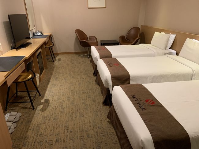 スカイパーク明洞３のトリプルルームです<br />私は機内持ち込みサイズのスーツケースだったので余裕で広げられました<br />窓はありません