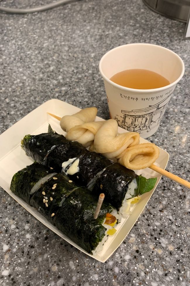 キンパ２種類とオデンを注文しました<br />オデンで卵のついているのがあって美味しそう～と注文したら<br />HOT!って言われて急遽普通のにｗ