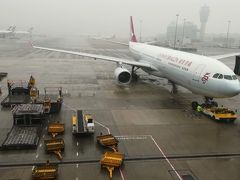 乗継地の香港は雨。