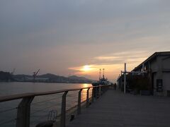 ONOMICHI、U2へ！
夕暮れ時でよい感じ。
ここで明日の朝食のパンを購入。
なんかね、近くにいたおばちゃんたちが私をみて「こんなところに1人で来て楽しいのかね。」と話しているのが聞こえましたが、楽しいですよ～笑
もちろん友達との旅は楽しいけれど、ストレスフリーのひとり旅は仕事のリフレッシュに最適(*ﾉωﾉ)