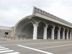 「北海道遺産・北防波堤ドーム」です。

ここはかつての「稚内桟橋駅」です。
稚内と樺太の大泊（現：コルサコフ）を結ぶ連絡船に
乗り継ぐことができたそうです。
ここから樺太へつながっていたのですね。雄大です。
そこを意識して観光すると、
遠い樺太の大地を想像することができます。