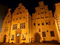 三人兄弟と呼ばれる中世の建物。
3つの建物はくっついていてそれぞれ建てられた年代が異なるそうです。
無料の建築博物館となっているので次の日訪れて中も見学しました。