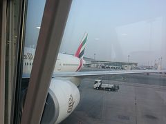 ドバイ国際空港。
乗り継ぎだけで空港から出られませんでしたが初ドバイでした。
