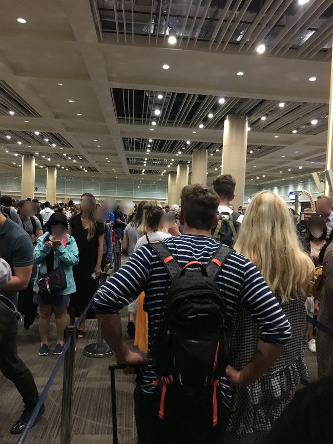 18：20、ようやくデンパサール到着<br />約3時間遅れ(T_T)<br />そして安定のイミグレ激混み～<br /><br />イミグレ＆荷物ピックアップで1時間かかりようやく外へ～<br />で、お迎えのドライバーさんいませ～～ん(T_T)<br />なんとか連絡取って19：30空港脱出！