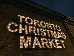 歩き疲れたので一休みして
暗くなったらディスティラリー地区へ
クリスマスマーケットが開かれていました