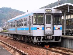 伊野から土讃線に乗って佐川までやってきました。学生が多いなか、1000系気動車1両による運転だったので、座れませんでした。このあたりは運用が難しいですね。1両だと少ない気がするし、でも2両は多いし。