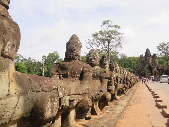 一回ホテルに戻って朝食後にアンコールトムへ