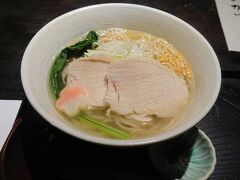 「鶏と蕎麦」
雑居ビルの2階にある、鶏料理と蕎麦のお店。呑んだ後、蕎麦目当てに立ち寄るお客さんも多い。蕎麦は、蕎麦粉の白い部分だけ使っているため麺も白い。そばつゆは鶏の白い出汁なので、蕎麦というよりラーメンに近い。カウンターに一人で座っていると、店員さんが色々気を遣って話しかけてくれる。