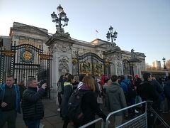 ③　バッキンガム宮殿　散策
3年振り、2度目のバッキンガム宮殿
ここも、かなりの人で混雑していました。
丁度16:00に交代式が拝見出来、満足出来ました。
